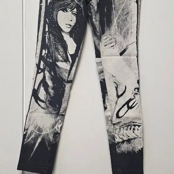[BUNJANG] Black Washed Women's Jeans with Graphic Print / 블랙 워싱 여성 청바지
