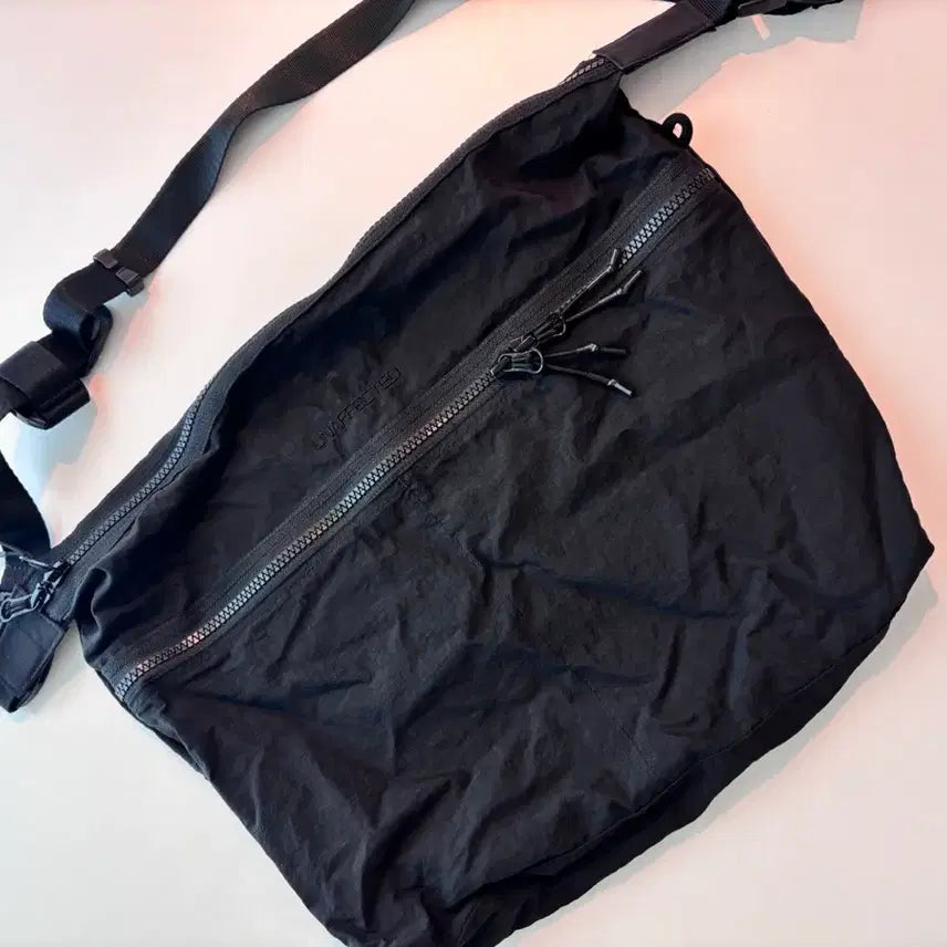 [BUNJANG] UNFFECTED Logo Body Crossbag / UNAFFECTED 언어펙티드 로고 바디 크로스백