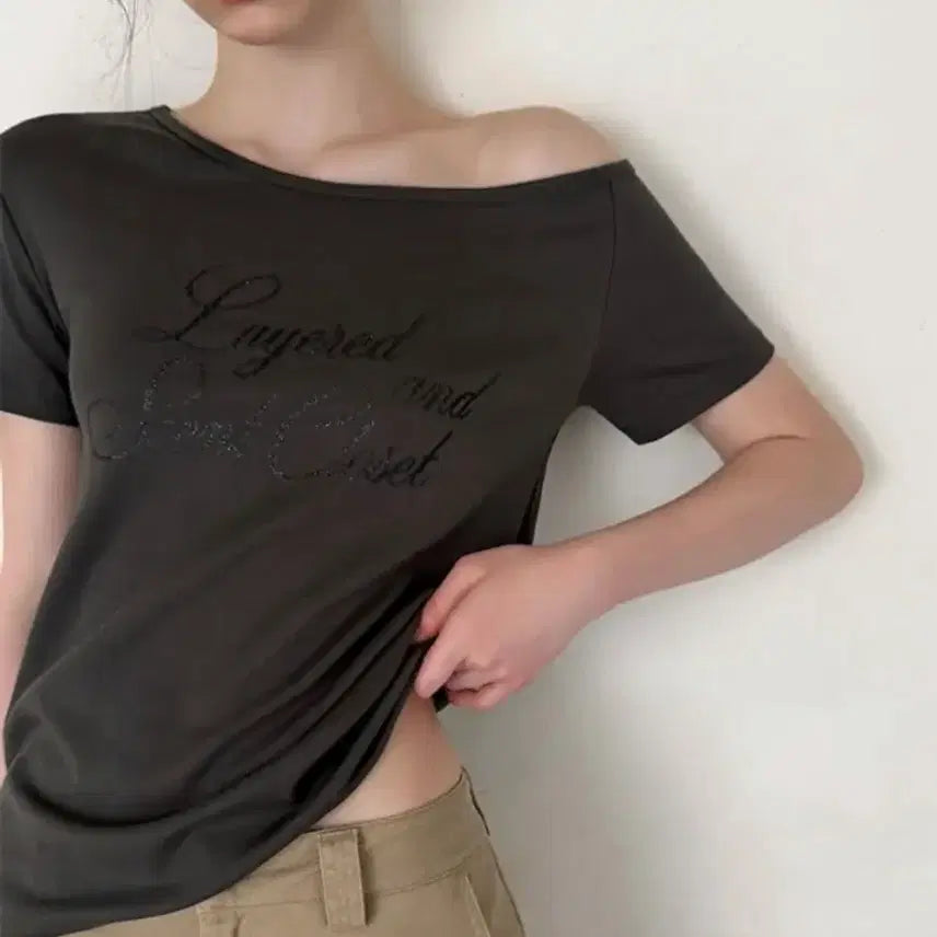 [BUNJANG] Baydely Focus Off-Shoulder Glitter Short-Sleeve T-Shirt Charcoal Zigzag / 베이델리 포커스 오프숄더 글리터 반팔 티셔츠 차콜 지그재그
