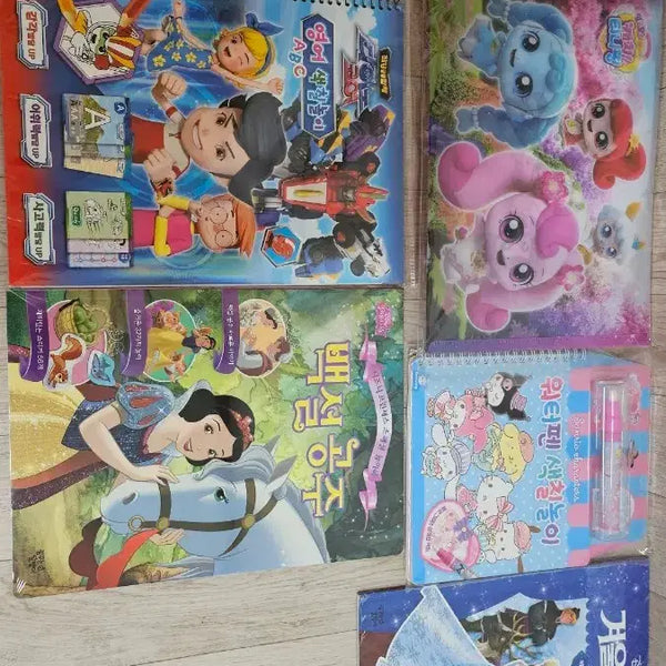 [BUNJANG] Sanrio Water Pen, Tinipon Stationery Set, and 2 Other Children's Books Bundle / 모두새거*유아책4권묶음(산리오워터펜 티니핑문구세트포함)