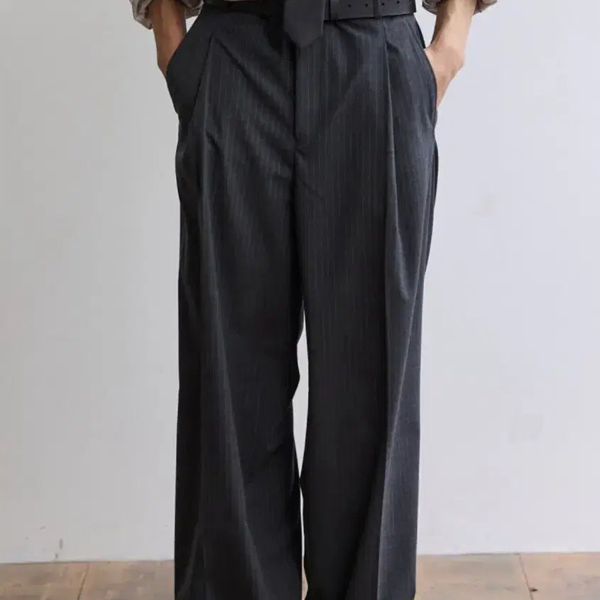 [BUNJANG] Aesop Stripe Wide Slacks - Charcoal Grey S / 애습 스트라이프 원턱와이드 슬랙스 -차콜 그레이 S