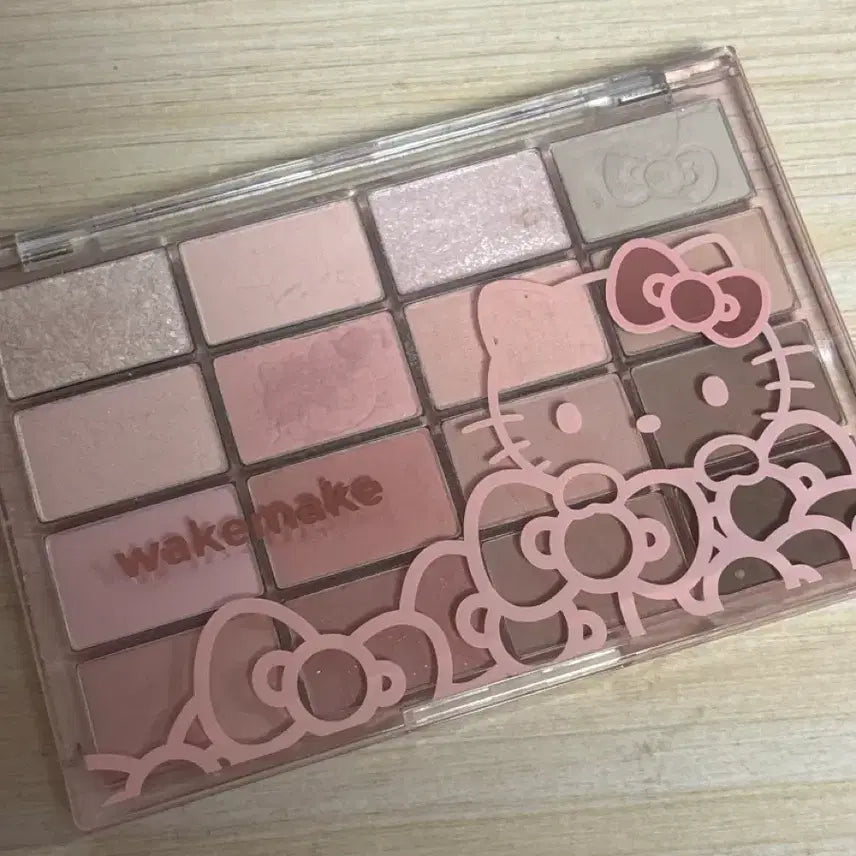 [BUNJANG] WakeMake Soft Blurring Eye Palette No. 10 Lazy Pink Hello Kitty Edition / 웨이크메이크 소프트 블러링 아이팔레트 10 레이지핑크 블러링 헬로키티