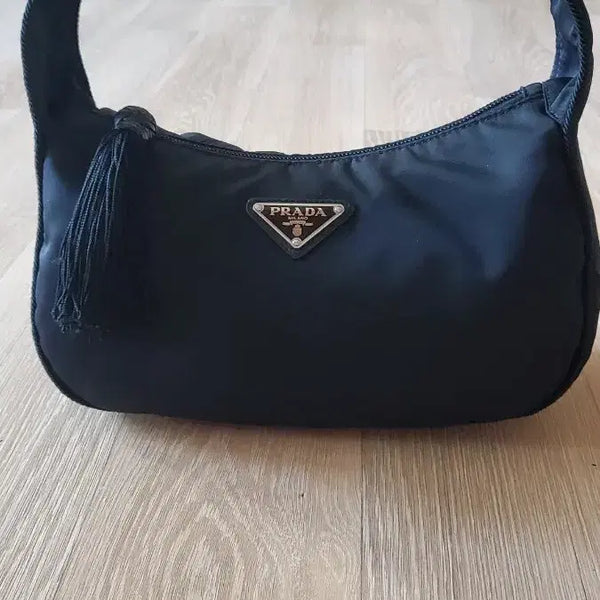 [BUNJANG] Prada Re-Edition 2000 Nylon Mini Hobo Bag Black / [정품] 프라다 리에디션 2000 나일론 미니호보백 블랙