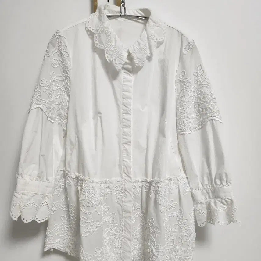 [BUNJANG] Embroidered Punch Blouse / 자수펀칭블라(1회착용)
