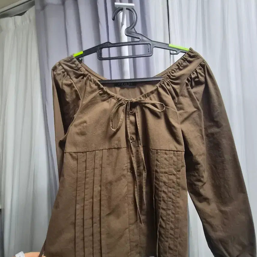 [BUNJANG] Brown Ribbon Pintuck Blouse / 브라운 블라우스 리본 핀턱