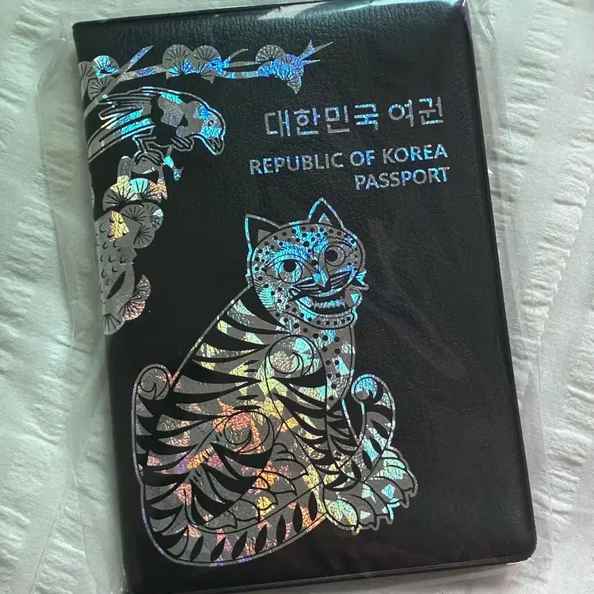 [BUNJANG] Clio x National Heritage Agency Passport Case Wallet / 새상품 클리오 국가유산청 여권 케이스 지갑