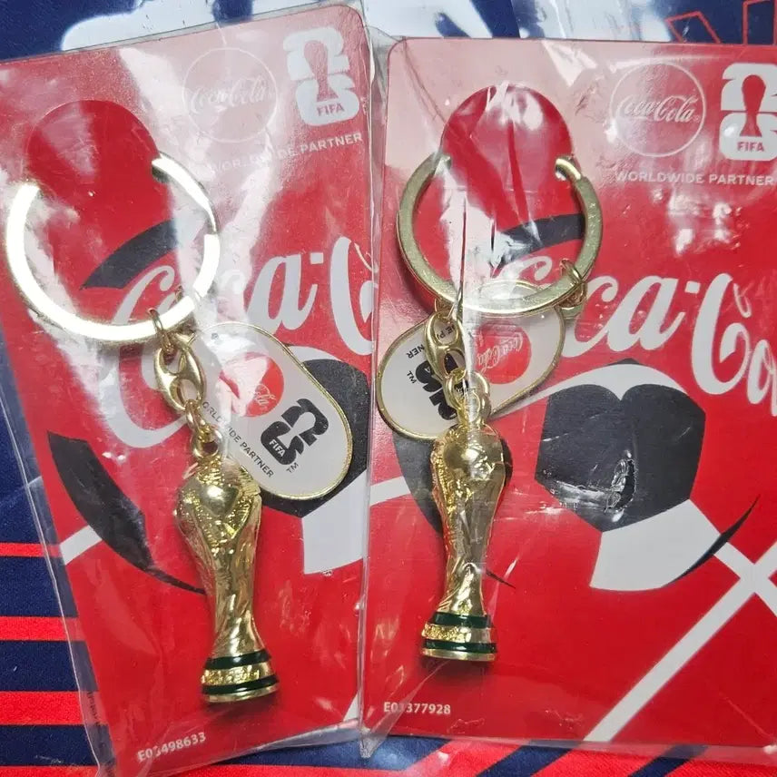 [BUNJANG] Coca-Cola 2026 FIFA North America World Cup Trophy Keyring Bundle Set (Sealed) / [미개봉/2개일괄] 코카콜라 2026 FIFA 북중미 월드컵 트로피 키링