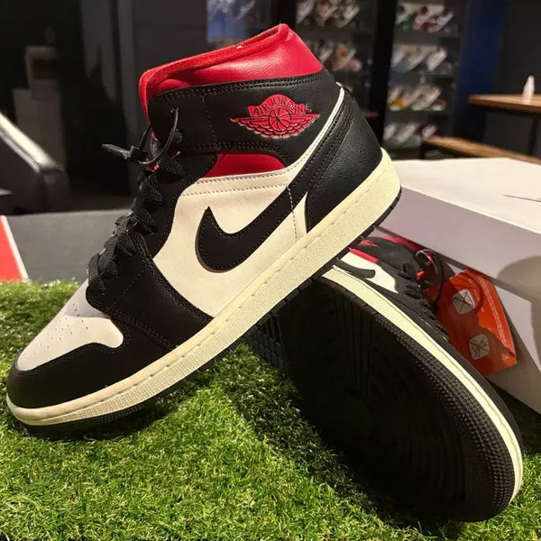 [BUNJANG] Nike Jordan 1 Mid Black Gym Red (Women's 285) / [새상품/w285] 나이키 조던1미드 블랙 짐레드