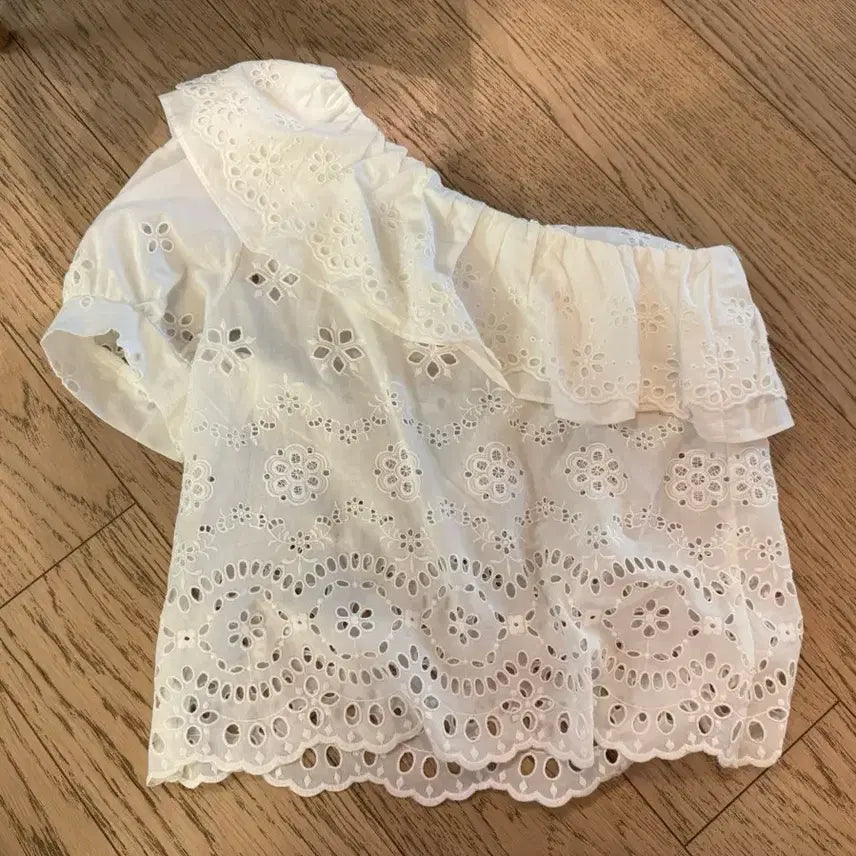 [BUNJANG] Chiclabel White Eyelet Blouse / 칙스라벨 화이트 아일렛 블라우스