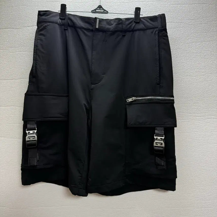 [BUNJANG] Givenchy 4G Buckle Cargo Shorts BM50YR13S / 지방시 4G 버클 카고 쇼츠 BM50YR13S (50)
