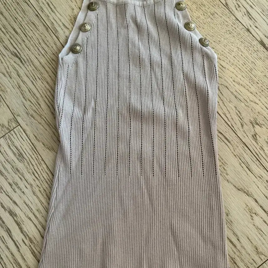 [BUNJANG] Beige Gold Button Knit Sleeveless Top / 베이지색 골드 버튼 니트 민소매