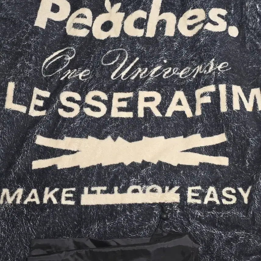 [BUNJANG] LE SSERAFIM X Peaches Collaboration Blanket with Photocard / 르세라핌 X 피치스 담요 + 르세라핌 포토카드