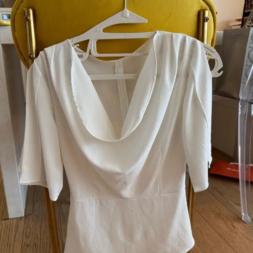 [BUNJANG] Retiella White Shoulder Open Blouse / 화이트 숄더 오픈  블라우스 (레티첼라)