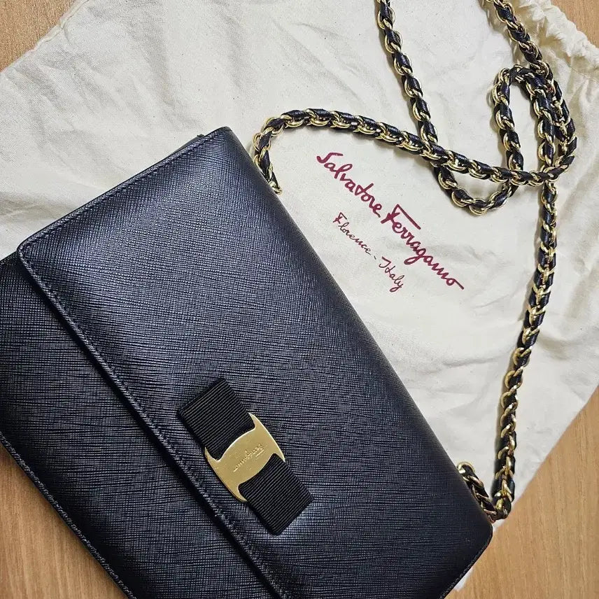 [BUNJANG] Salvatore Ferragamo 21 E480 Black Leather Gold Bar Ginny Chain Crossbody Bag / 페라가모 21 E480 블랙 레더 금장 바라 지니 체인 크로스백