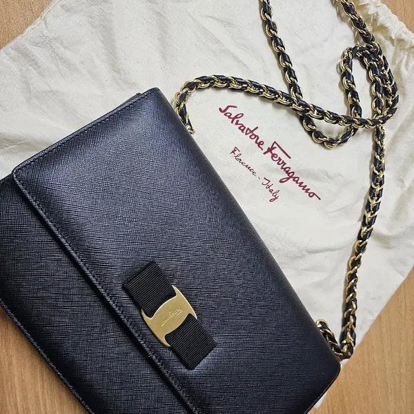 [BUNJANG] Salvatore Ferragamo 21 E480 Black Leather Gold Bar Ginny Chain Crossbody Bag / 페라가모 21 E480 블랙 레더 금장 바라 지니 체인 크로스백