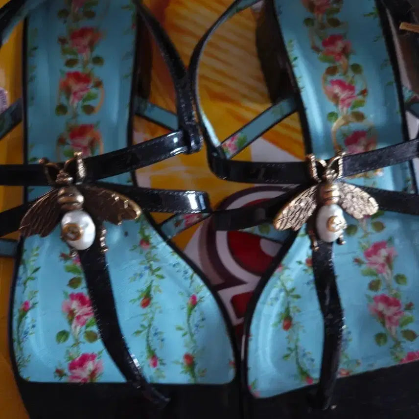 [BUNJANG] Gucci Bee Embellished Sandals - Black / 구찌 꿀벌 샌들 블랙 245에서 250 여성
