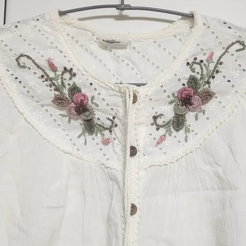 [BUNJANG] Morrigan Embroidered Short Sleeve Blouse Crochet Detail / 모리걸 꽃 자수 반팔 블라우스 크로셰 디테일