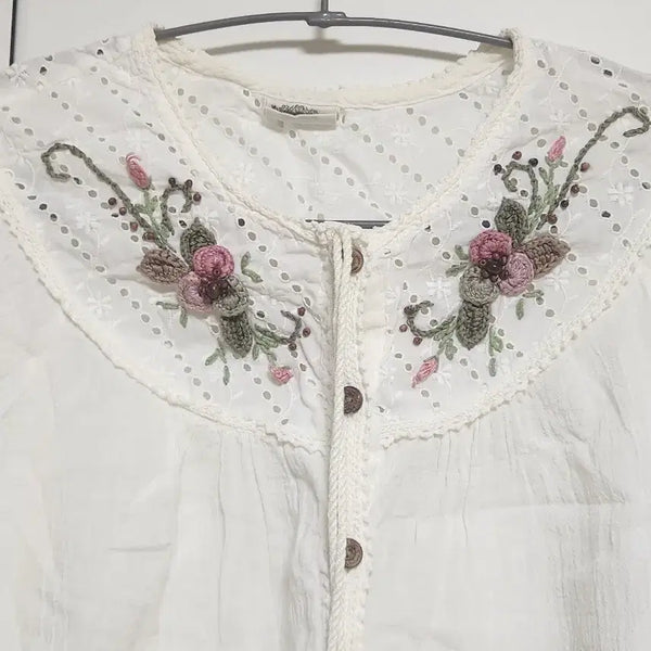 [BUNJANG] Morrigan Embroidered Short Sleeve Blouse Crochet Detail / 모리걸 꽃 자수 반팔 블라우스 크로셰 디테일