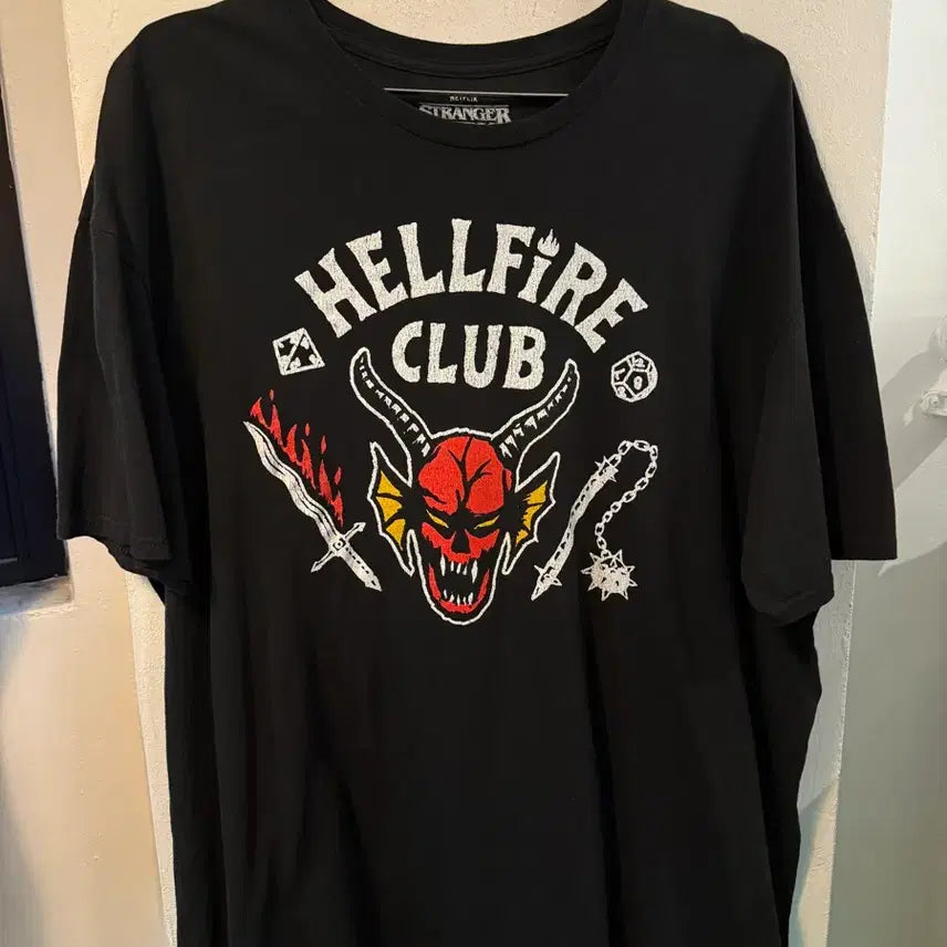 [BUNJANG] Netflix Stranger Things Hellfire Club Graphic T-Shirt 2XL / Netflix Stranger Things 헬파이어클럽 반팔티 2XL
