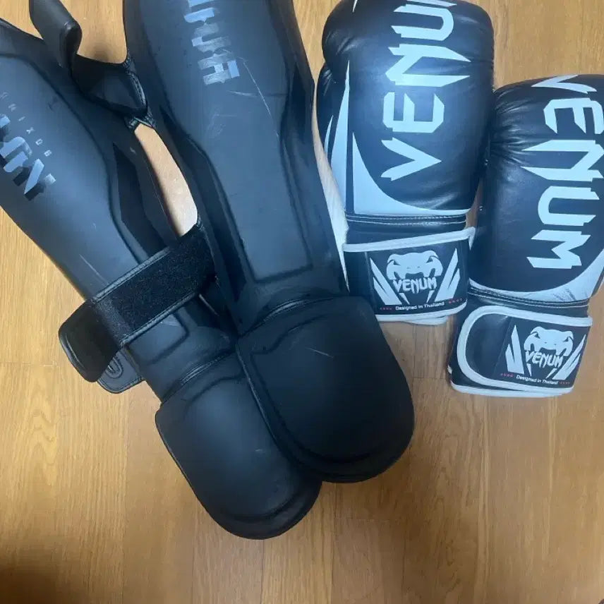 [BUNJANG] Venum Boxing Gloves and Shin Guards Set / 베넘 복싱 글러브 정강이 보호대 세트
