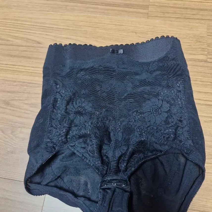 [BUNJANG] Nouvelle Mari Black Triangle Girdle Size 76 / 누벨마리. 검정 삼각 거들 76