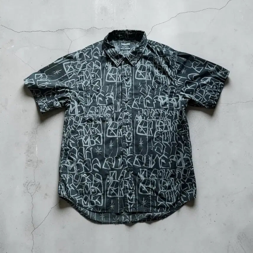 [BUNJANG] Stussy x Neighborhood Boneyards Graffiti Utility Shirt / 08s 스투시 x 네이버후드 'Boneyards' 올오버 그래피티 유틸리