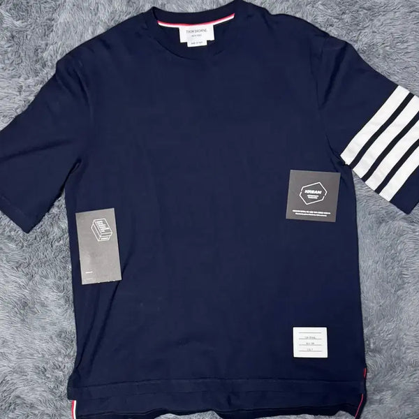 [BUNJANG] Thom Browne Navy Diagonal Stripe Armband Short Sleeve T-Shirt Size 3 / [24-25년식/3]톰브라운 사선완장 반팔 네이비