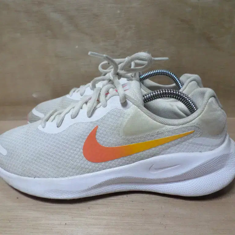 [BUNJANG] Nike Revolution 7 White Sneakers / 후루룩구제2 여250 나이키 레볼루션7 화이트 운동화 260712