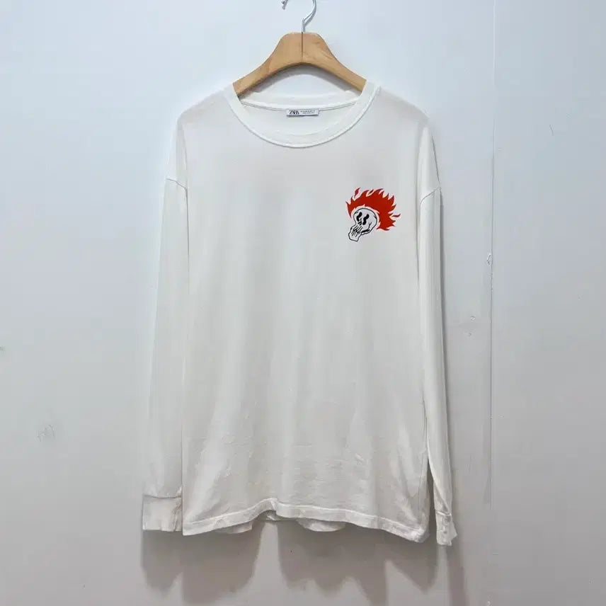 [BUNJANG] ZARA Fire Skull Printing Long Sleeve Sweatshirt (Men's M / Women's Free Size) / ZARA 자라 파이어스컬 프린팅 롱슬리브 맨투맨 (남성M 여성free)