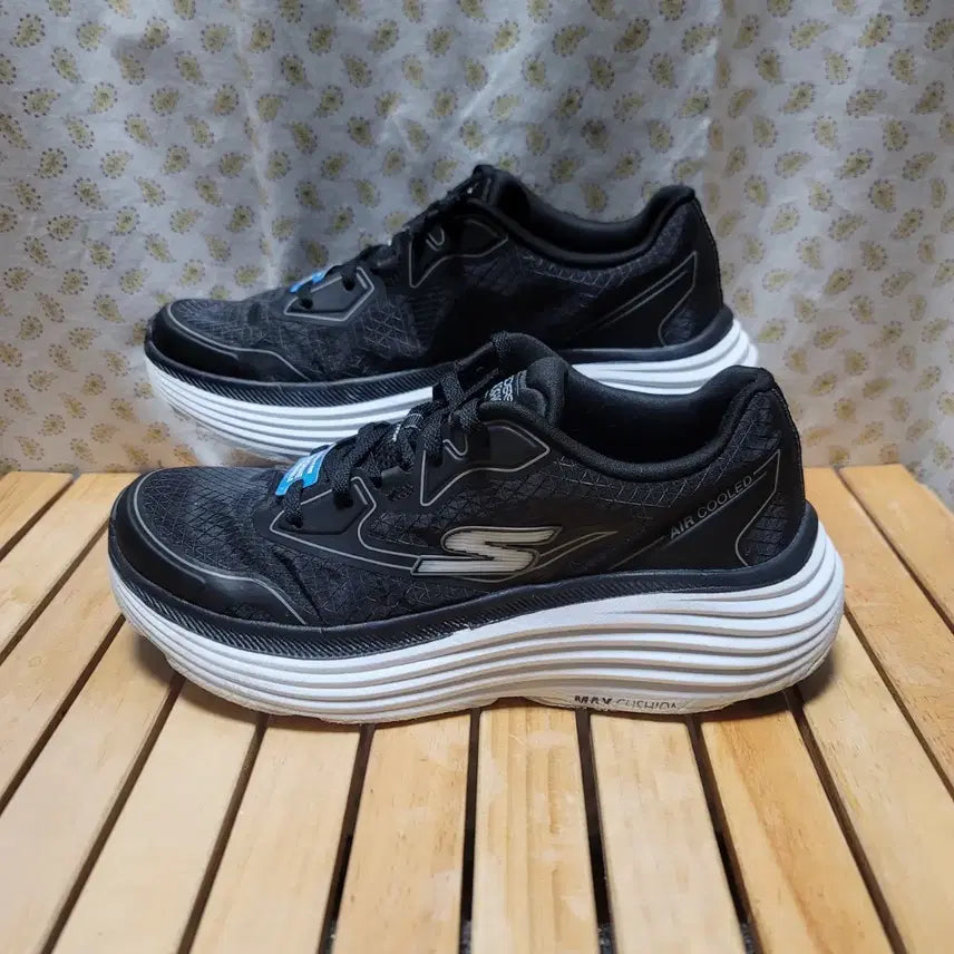 [BUNJANG] Skechers Max Cushioning Endeavor Sneakers / 스케쳐스 맥스쿠셔닝 스니커즈  255