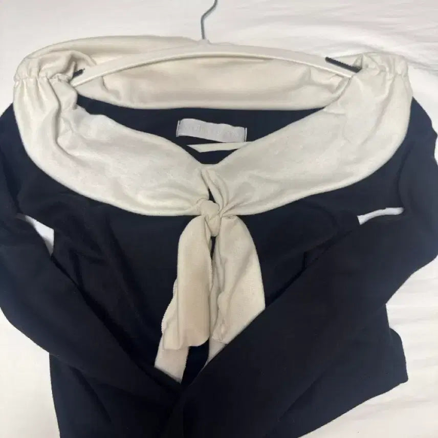 [BUNJANG] Not Your Roses Off-Shoulder Ribbon T-shirt / 낫유어로즈 오프숄더리본티