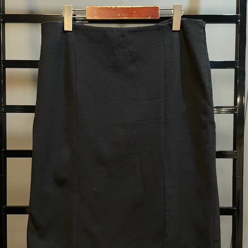 [BUNJANG] Agnes b. Black Midi Skirt with Slit Detail / [42] agnes b. 트임 디테일 미디 스커트 블랙 4.9