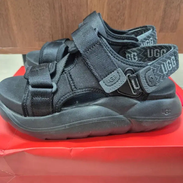 [BUNJANG] UGG Black Sandals Size 230 / 어그 샌들 230사이즈 판매