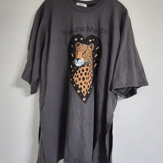 [BUNJANG] Kakunamatata Cheetah T-Shirt / 카쿠나마타타 치타 반팔티