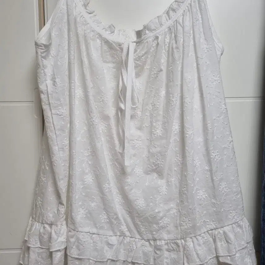 [BUNJANG] White Floral Embroidered Ruffle Bustier / 화이트 플로럴 자수 뷔스티에