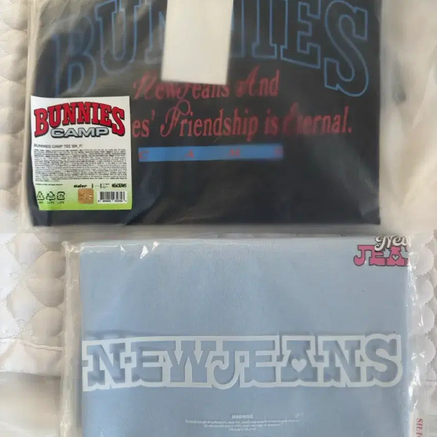 [BUNJANG] NewJeans Bunny Camp T-Shirt Black & Blue Set (Sealed) / 뉴진스 버니즈캠프 티셔츠 블랙 및 블루 미개봉