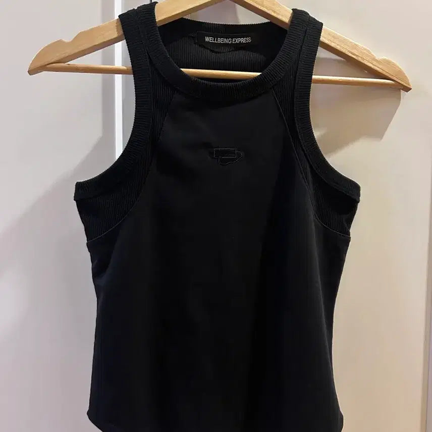 [BUNJANG] Wellbeing Express Curved Logo Sleeveless Top - Black / 웰빙익스프레스 나시