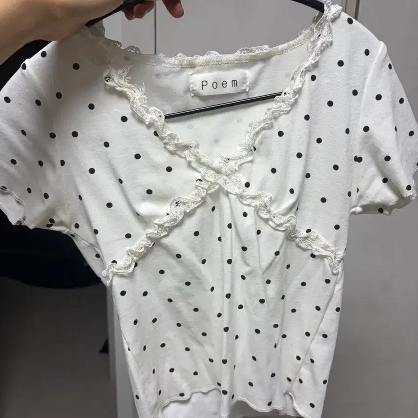 [BUNJANG] Dot V-Neck Short Sleeve Crop Top / 도트브이넥반팔 크롭