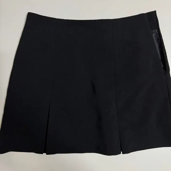 [BUNJANG] Beige H-line Skirt & Black A-line Skirt (Size M) / 베이지 스커트(h라인) \ 블랙 스커트 ( A라인)
