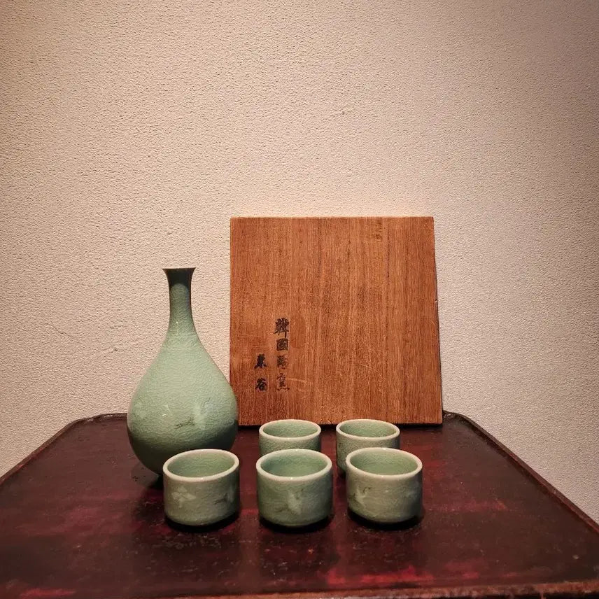 [BUNJANG] Master Potter Donggok Kim Jeong-muk Celadon Inlaid Crane Vase and Cups Set (Unused) / 도예 명장 동곡 김정묵 청자상감운학문 주병/잔 세트 (미사용)