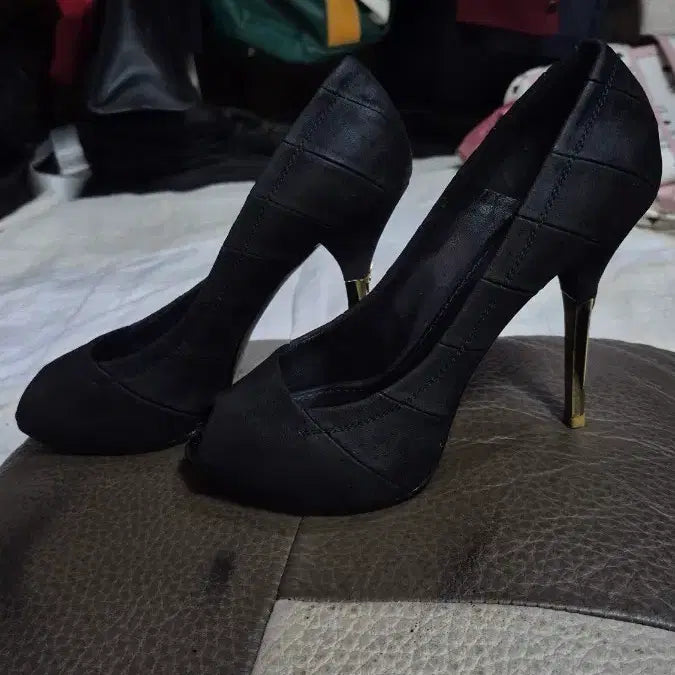 [BUNJANG] Louis Vuitton Gold-Tone Accents Genuine Leather Heels / 루이비통   ( 금장배색)  천연가죽   구두
