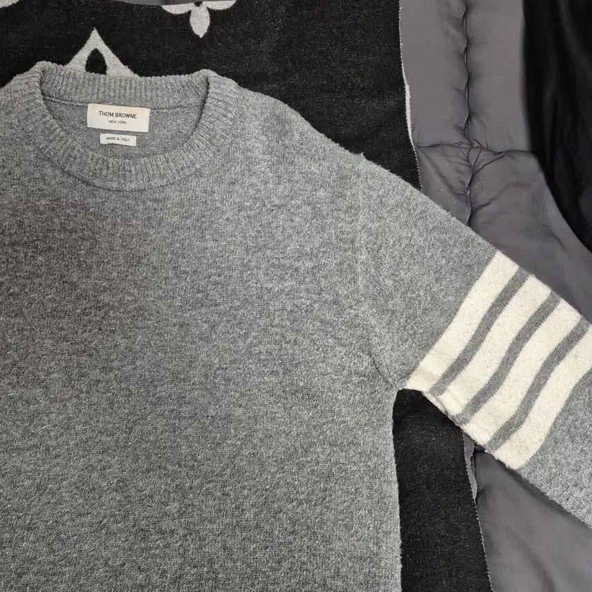 [BUNJANG] Thom Browne Signature Stripe Armband Grey Knit Sweater / 톰브라운 사선 완장 그레이 니트 (사이즈 [ L ] )