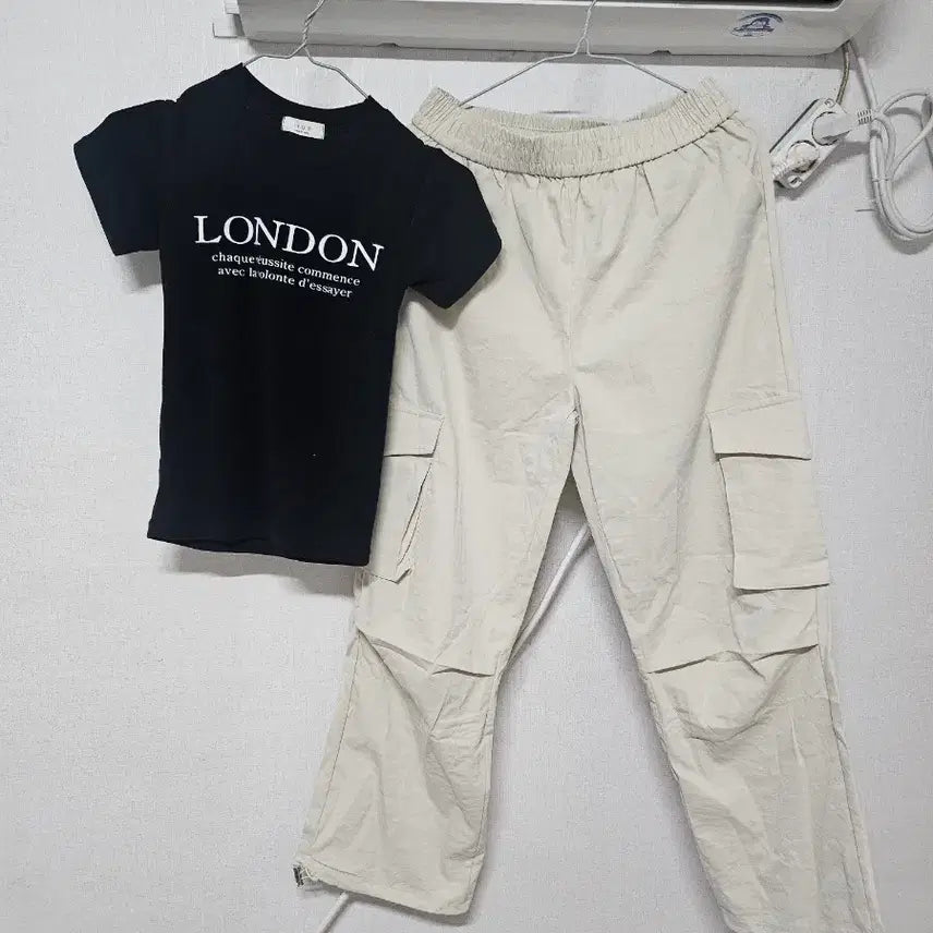 [BUNJANG] Black London Lettering T-Shirt & Beige Cargo Pants Set / 에이블리블랙 런던 반팔 티셔츠 베이지 카고 바지 세트 2셋트 반택무료배송