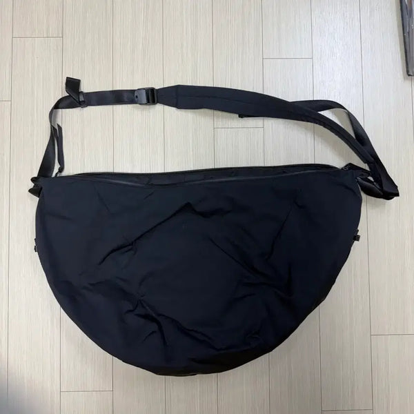 [BUNJANG] Graphpaper Large Crescent Bag / 그라프페이퍼 graphpaper 라지 크레센트 백