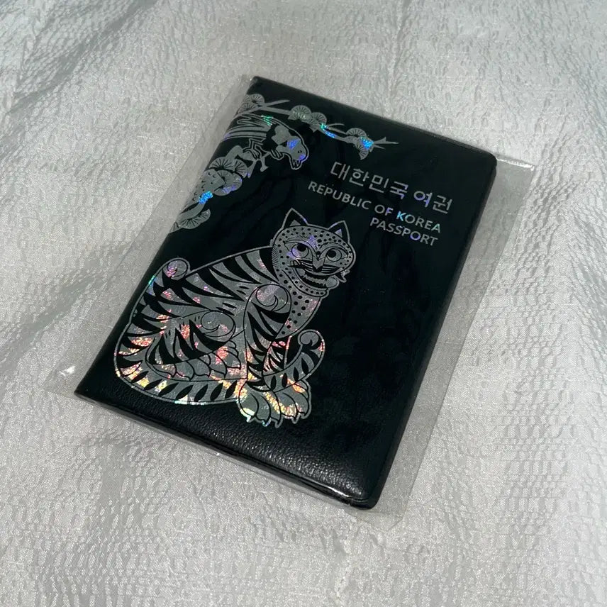 [BUNJANG] Clio National Heritage Agency Collaboration Passport Case / 클리오 국가유산청 콜라보 여권케이스