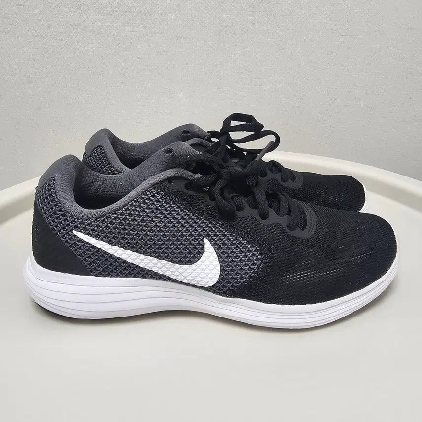 [BUNJANG] Nike Revolution 230 Black/White Sneakers / 230나이키 레볼루션 검흰 운동화    -1218