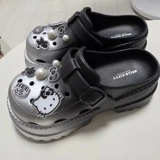 [BUNJANG] Hello Kitty Pearl Embellished Mule Slippers Silver / 헬로키티 뮬 슬리퍼 실버