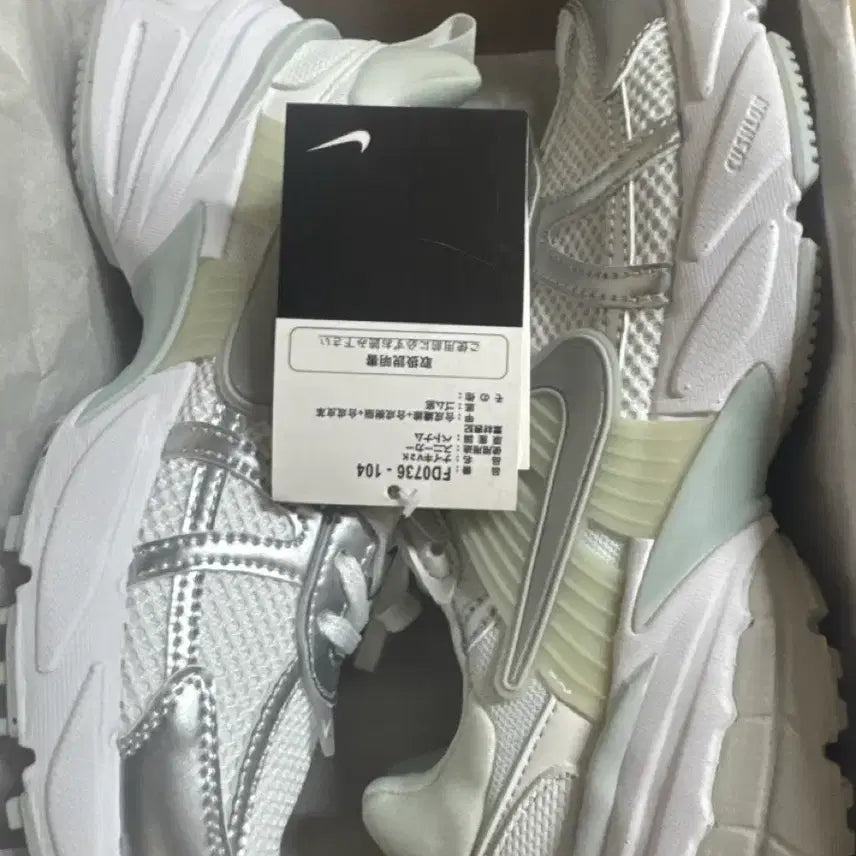 [BUNJANG] Nike V2K Sneakers White Silver (240) / 나이키 V2K 스니커즈 화이트 실버 240