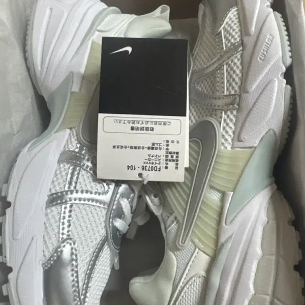 [BUNJANG] Nike V2K Sneakers White Silver (240) / 나이키 V2K 스니커즈 화이트 실버 240