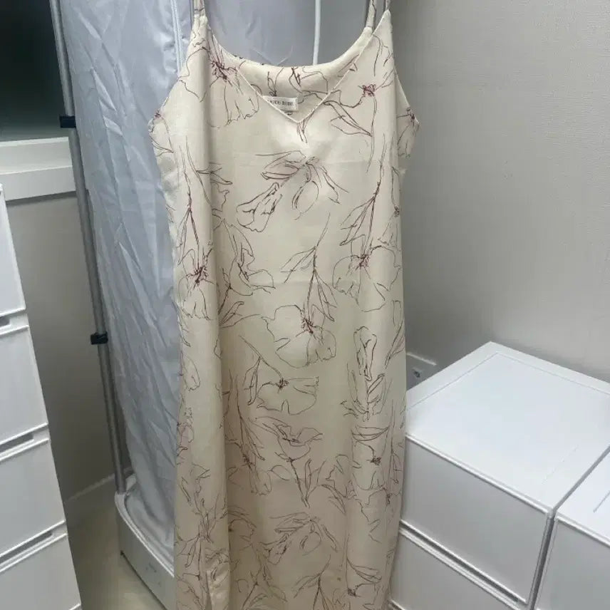 [BUNJANG] Ivory Floral Sleeveless Blouse / 아이보리 플로럴 패턴 민소매 블라우스